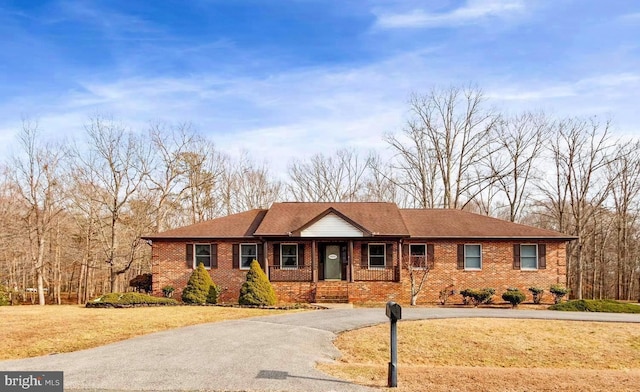 single story home featuring a front yard