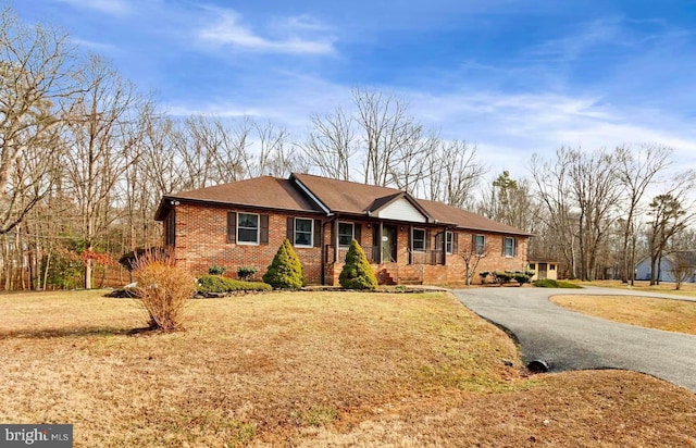 ranch-style house featuring a front yard