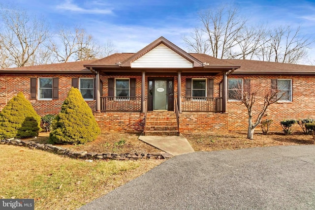 ranch-style home with a porch