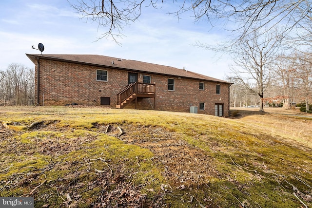 back of house featuring a yard