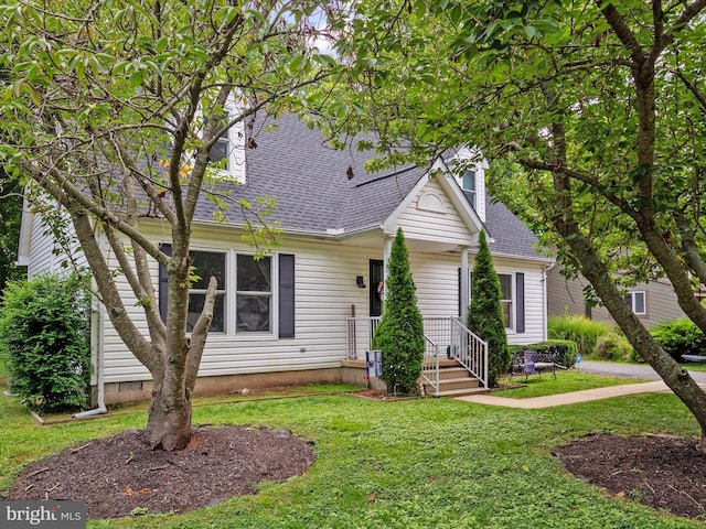 view of front of house featuring a front lawn