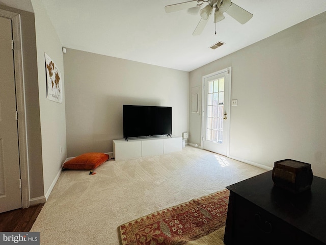 living room with carpet flooring and ceiling fan