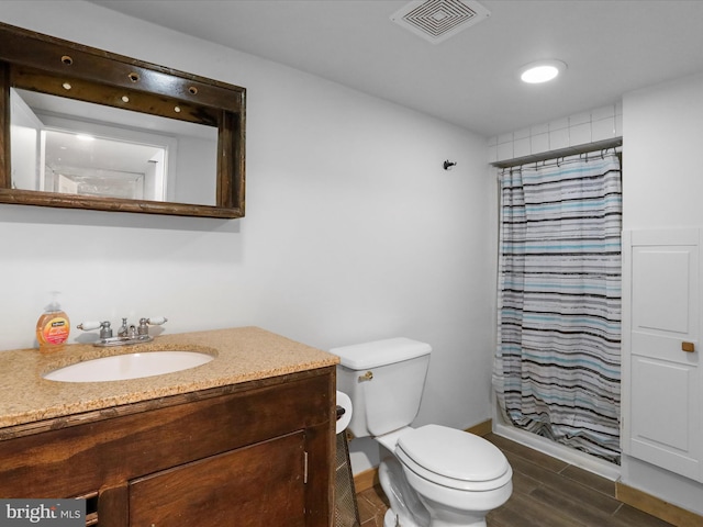 bathroom featuring a shower with curtain, vanity, and toilet