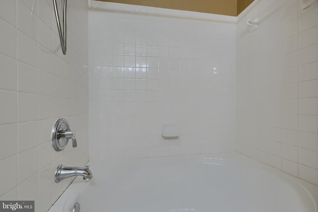 room details with tiled shower / bath combo