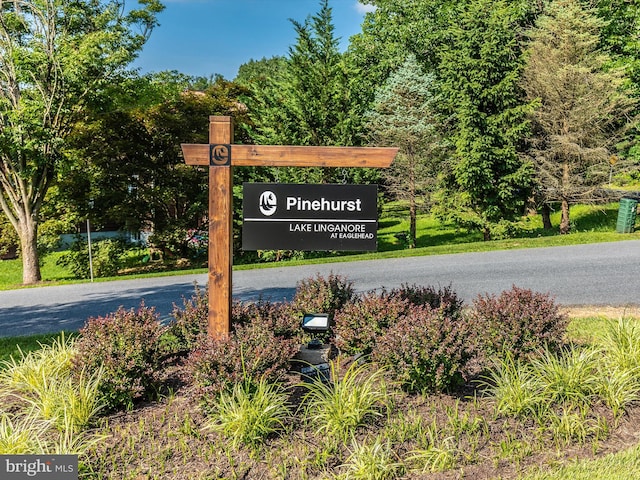 view of community / neighborhood sign