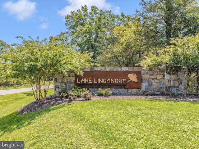 community / neighborhood sign featuring a lawn