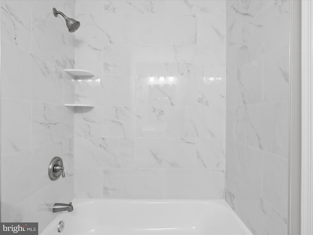 bathroom featuring tiled shower / bath