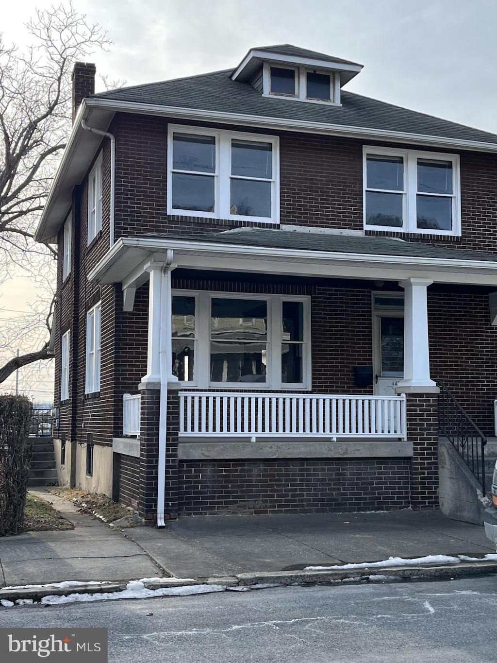 view of front facade with covered porch