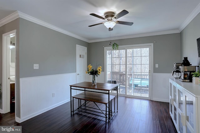 dining area featuring ornamental molding, dark wood-type flooring, and ceiling fan