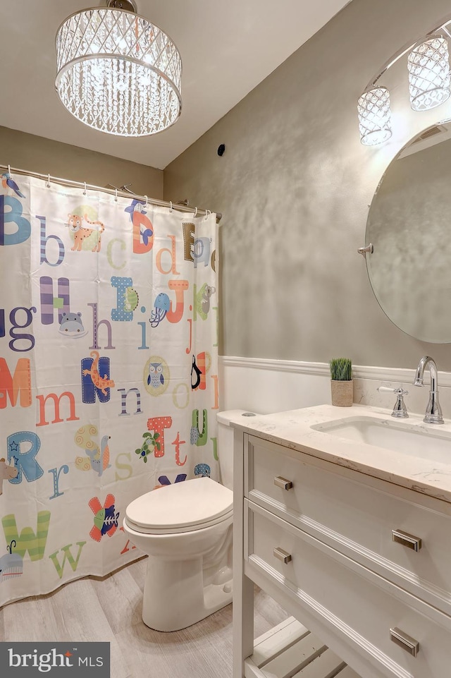 bathroom with a shower with curtain, vanity, and toilet