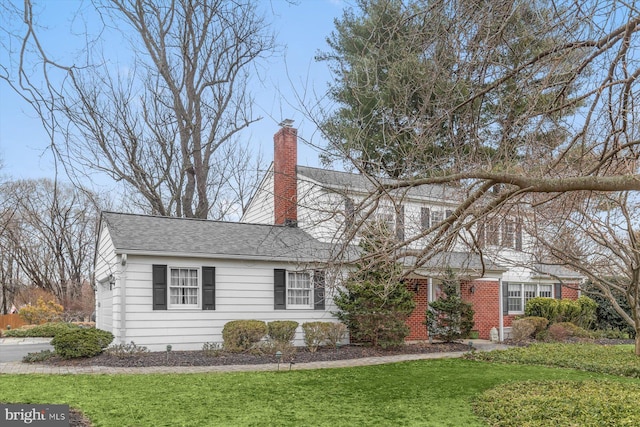 view of front of house featuring a front lawn