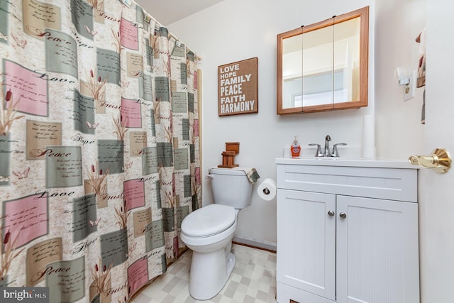 bathroom featuring a shower with curtain, vanity, and toilet