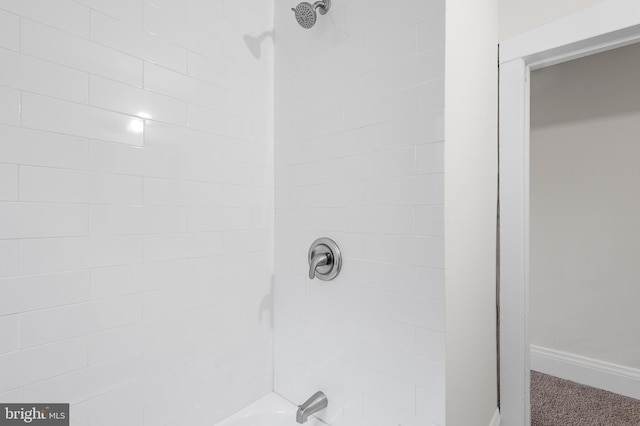 bathroom featuring tiled shower / bath combo