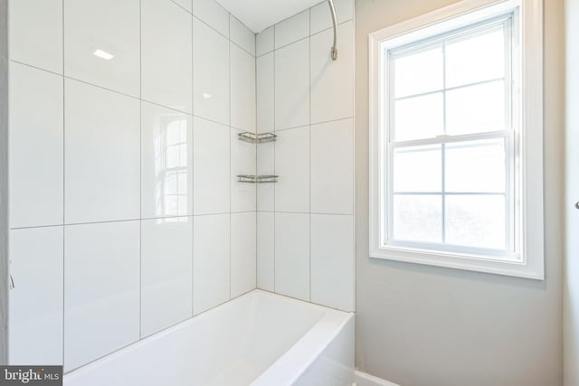 bathroom featuring tiled shower / bath combo