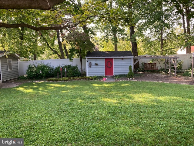 view of yard with a storage shed