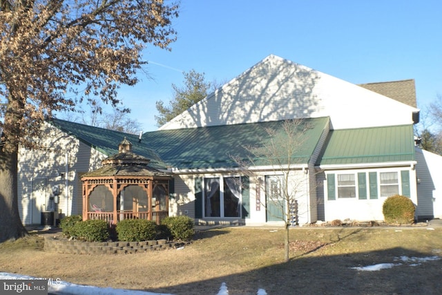 view of front of home featuring a gazebo and a front lawn