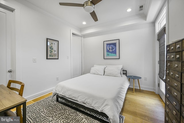 bedroom with visible vents, baseboards, recessed lighting, light wood-style floors, and crown molding