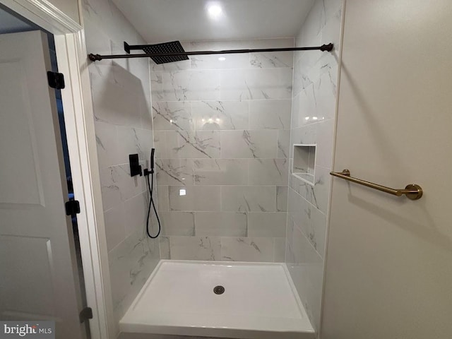 bathroom featuring a tile shower