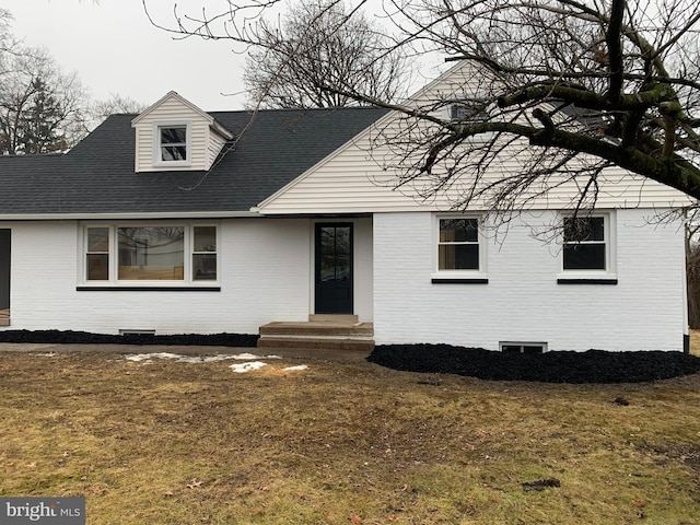 view of front of property featuring a front yard