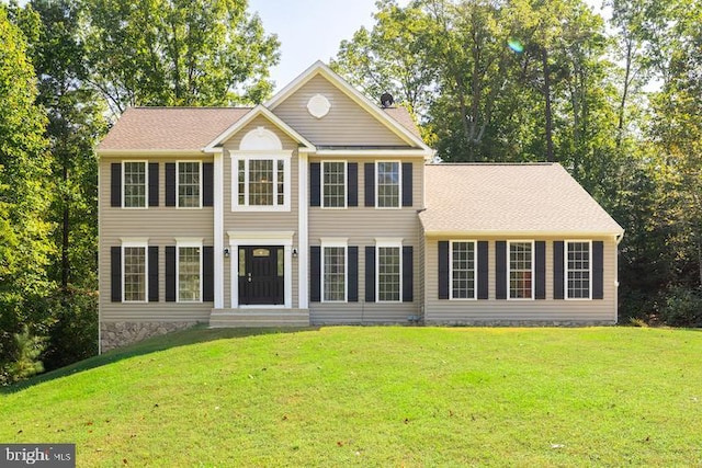 view of front facade featuring a front yard