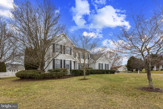 view of front of property featuring a front yard