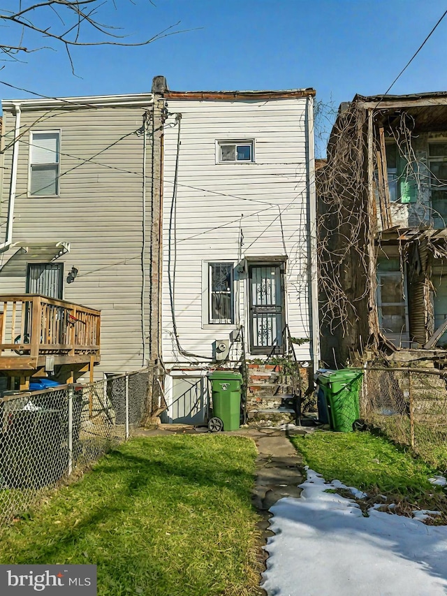 back of house featuring a yard