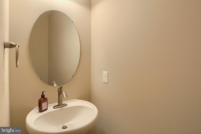 bathroom featuring sink