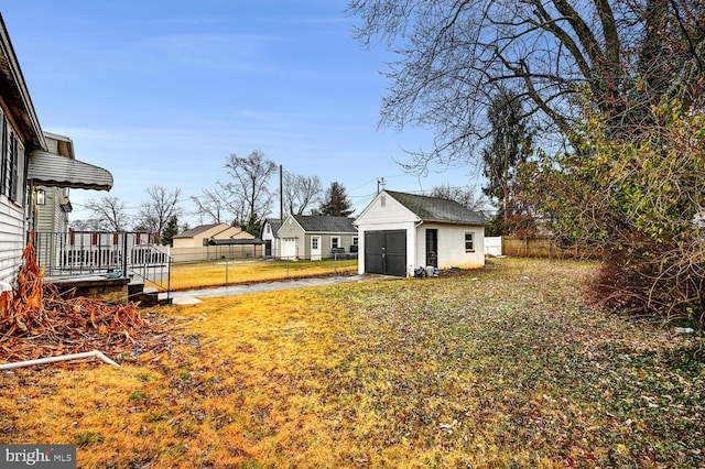 view of yard featuring a shed