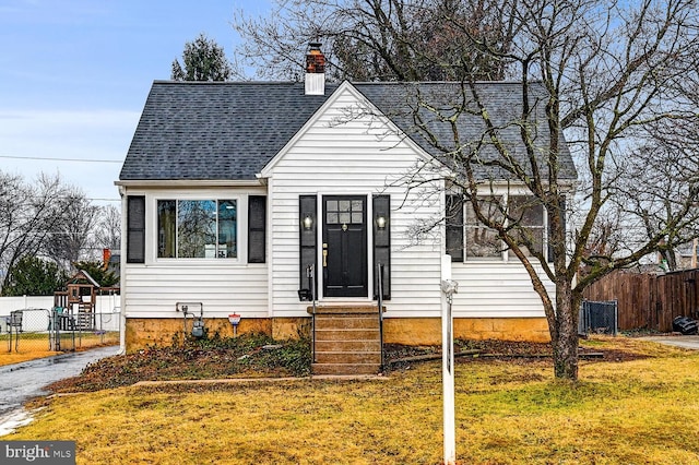 view of front of house featuring a front lawn