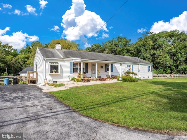 view of front facade featuring a front yard and covered porch