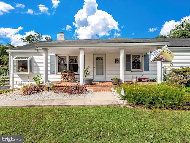 view of front of home featuring a porch and a front yard