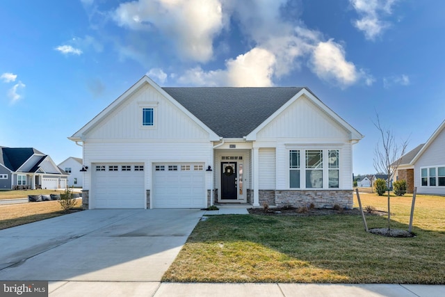 view of front of home featuring a front lawn