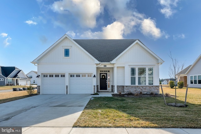 view of front of home featuring a front lawn