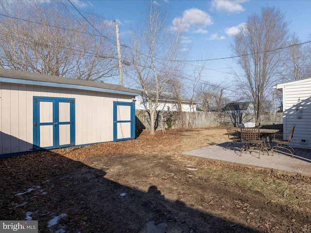 view of yard featuring a shed