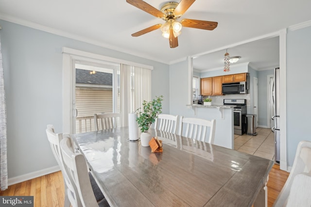 dining room featuring crown molding, ceiling fan, and light hardwood / wood-style floors