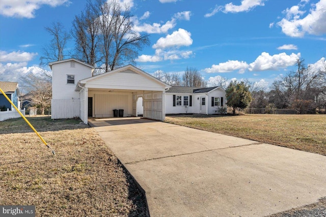 view of front of house with a carport and a front yard