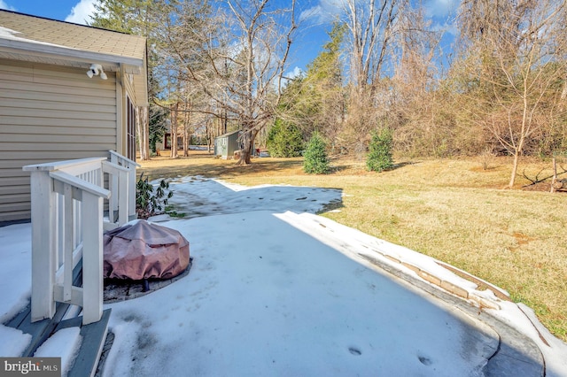 view of yard featuring a patio area