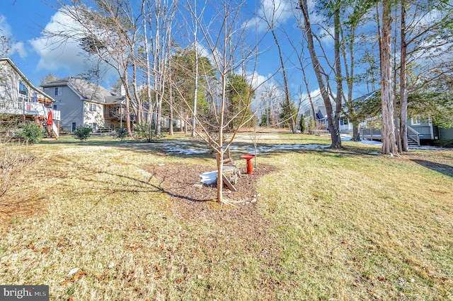 view of yard featuring a water view