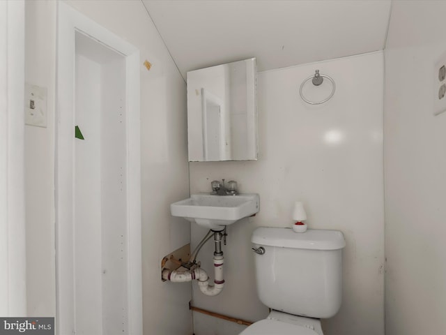 bathroom featuring toilet and sink