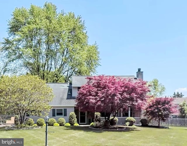 view of front facade with a front lawn