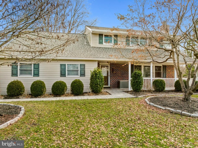 view of front facade featuring a porch and a front yard