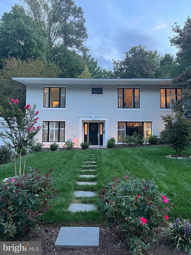 view of front facade featuring a front yard