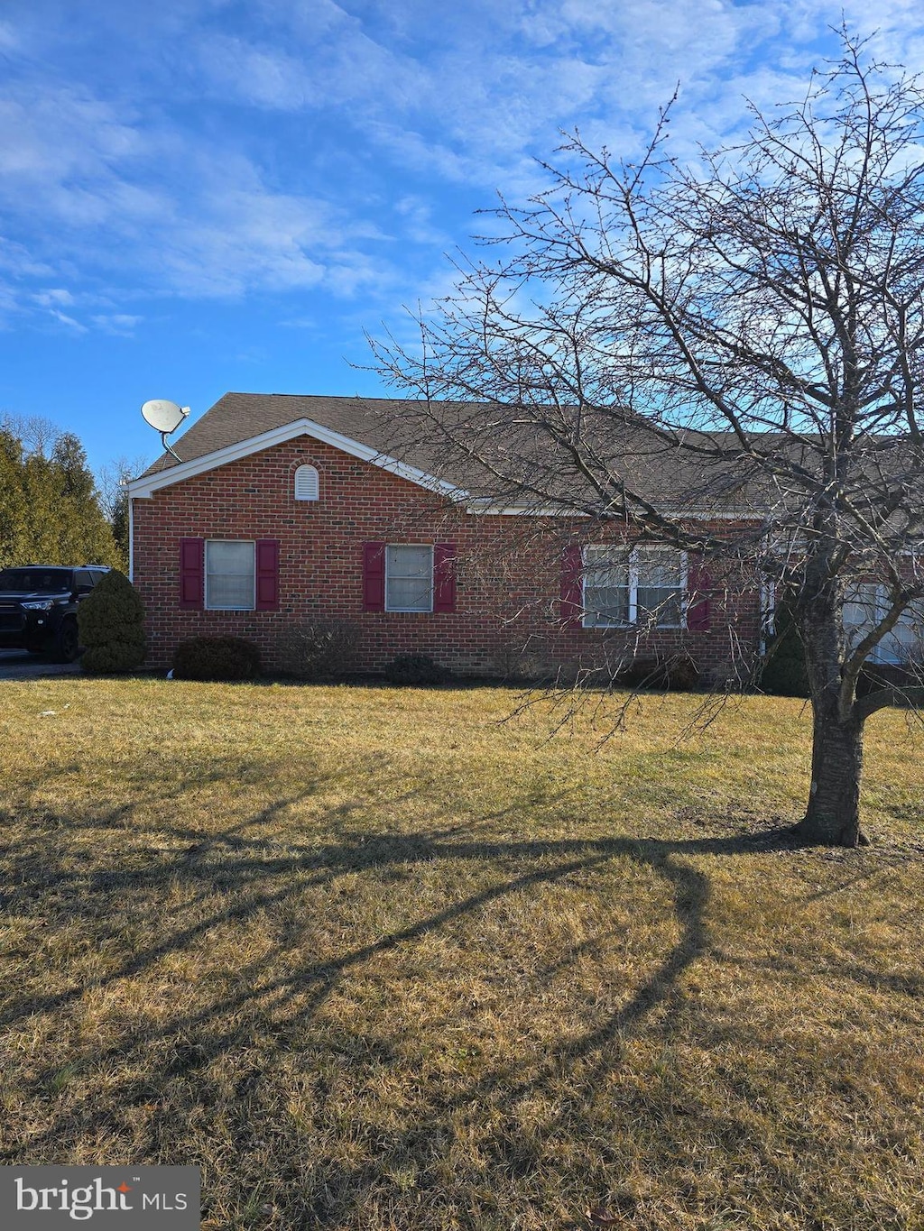 view of front of property featuring a front lawn