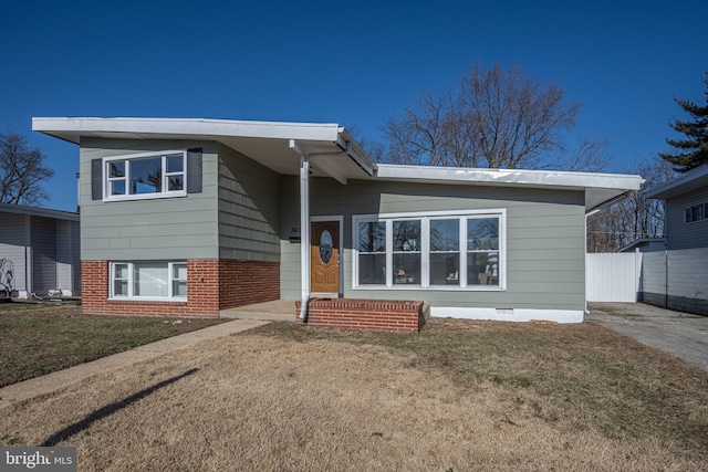 view of front of home featuring a front lawn