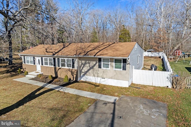 view of front of property featuring a front yard