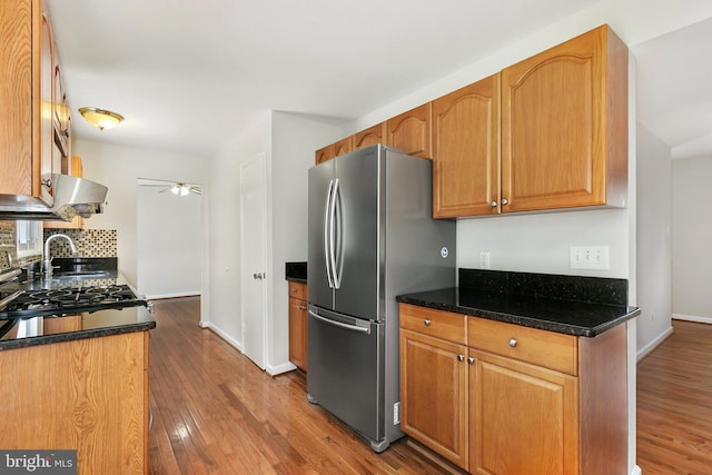 11501 Piney Lodge Rd, North Potomac, MD 20878 - kitchen featuring freestanding refrigerator, backsplash, wood finished floors, and baseboards