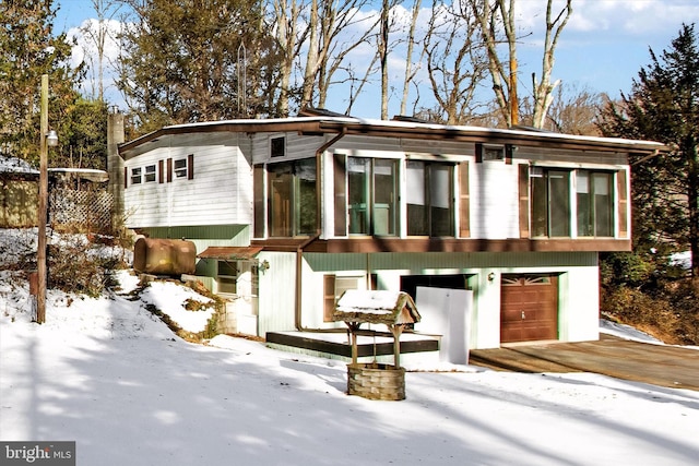 view of front facade featuring a garage