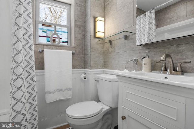 bathroom featuring vanity, a shower with curtain, tasteful backsplash, and toilet