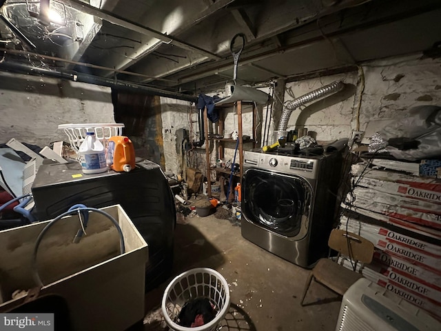 basement featuring washer / dryer