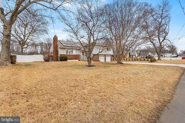 view of front of property featuring a front lawn